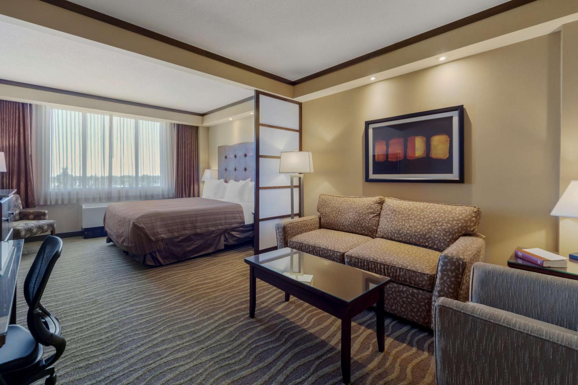 Best Western Premier Denham Inn & Suites Leduc Extérieur photo